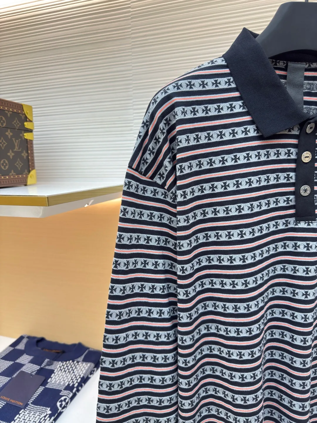 Chrome Hearts cross-striped POLO long sleeves ●Authentic product: Purchased and developed for 7900 ●Item number: 1680151-A55 ●Fabric: pure cotton fabric ●Technology: embroidery production ●Type: loose version ●Weight: about 305 grams ●Size: S-M-L ●Description: The yarn-dyed fabric has a minimum order of 1,000 meters. The cost is expensive. The embroidery uses imported Tajima embroidery machines, and the collar leather tag uses imported lambskin. The hardware is made of real antique silver which is extremely expensive. The overall wiring is straight and delicate, the fabric is comfortable and soft, and the color is consistent without color difference. It can be matched with the same style to create a fashionable look and control various occasions. Customized accessories, complete with three standards, same style for men and women!